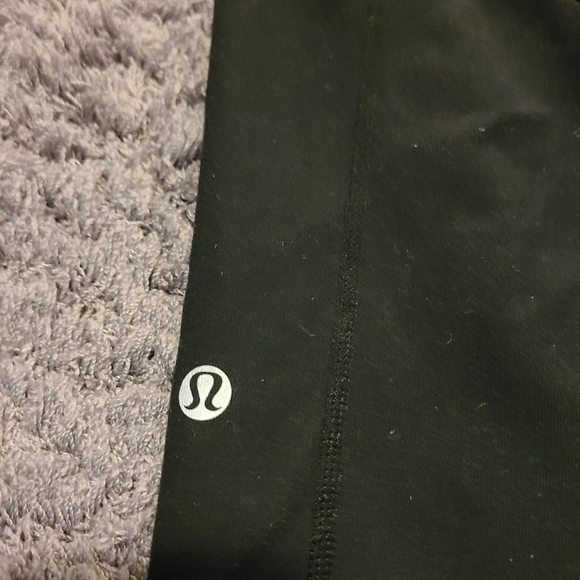 3 for 30$ Lululemon reversible Capri pants - Picture 3 of 4
